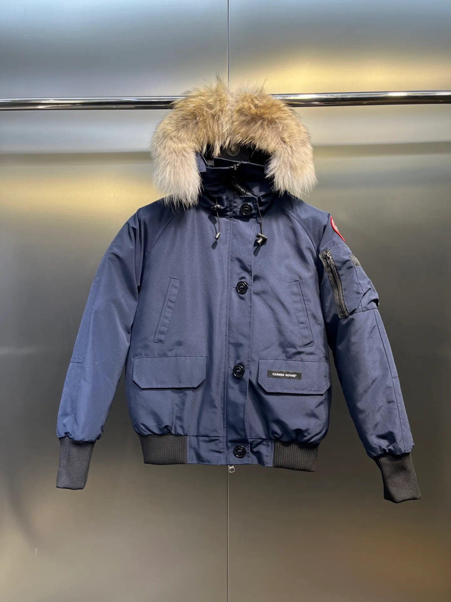P780 CANADA GOOES 02 model Chilliwa bomber jacket 02 model, chosen by Arctic and Antarctic scientific expedition teams as their cold-proof equipment, the Rolls-Royce of down jackets. ➖ Industry-leading anti-counterfeiting chip sensing. ➖ Imported Behringer embroidery machines and customized embroidery labels, the highest level and industry leading. ➖ Imported Korean 21-count polyester-cotton blended original fabric, TC85 waterproof coated fabric, water-repellent, windproof and wear-resistant. ➖ The new national standard 80 white duck down is filled with an average of 520 grams of down. The amount of down filled is industry-leading. ➖ 100% nylon lon lining with double double-layer sealing design to prevent velvet running, seamless thread design on cuffs! ➖ Western Canadian Green Wolf Collar. ➖ Yoshida YKK provides original factory-customized electroplated sliders. YKK two-way lockable zippers are tight and smooth and do not peel off paint. ➖ 3M composite Velcro is durable and the accessories and hardware are all custom-made. Note: Our copywriting is only simple and clear. Instead of bragging about the copywriting, it is better to compare and understand with samples. Only for the purest, most focused, most professional, highest quality, and highest sex!  size：xs-xl